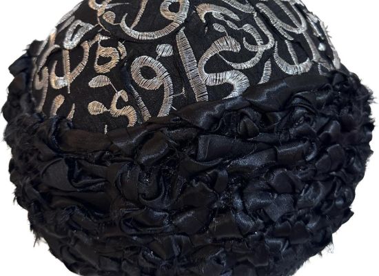 Title: Black / A dark color resulting from the loss of light rays or their complete absorption.